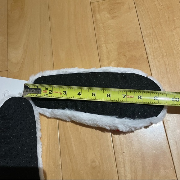 New hello kitty fuzzy slippers - Picture 4 of 4